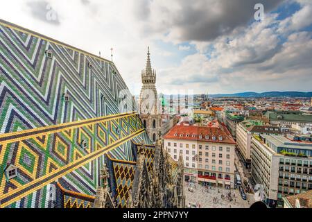 WIEN, OSTERREICH - AUGUST 28: ST. Stephansdom und unvergleichlicher Blick über das Stadtbild von Wien, Österreich, am 28. August 2017. Foto vom aufgenommen Stockfoto