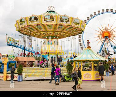 MÜNCHEN, DEUTSCHLAND - SEPTEMBER 19: Menschen in einem Kaiserflugzeug auf dem Oktoberfest in München am 19. September 2017. Das Oktoberfest ist das größte Stockfoto