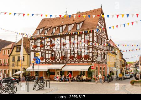 VOLKACH, Deutschland - 20. August: Touristen in der historischen Altstadt von Volkach, Deutschland Am 20. August 2017. Volkach ist bekannt für seine jährlichen Weinfest Stockfoto