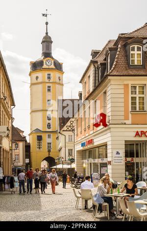 ANSBACH - 22. AUGUST: Touristen am Herrieder Tor in Ansbach am 22. August 2017. Das Stadttor ist eines der wichtigsten Stockfoto