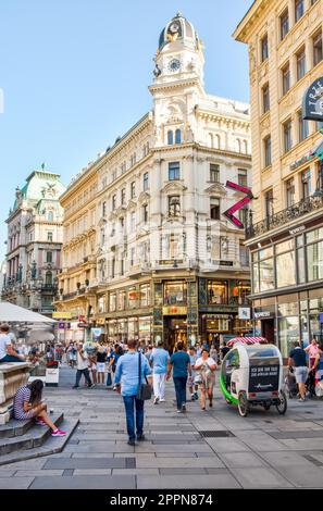 WIEN, ÖSTERREICH - AUGUST 30: Menschen in der Fußgängerzone der historischen Innenstadt von Wien, Österreich am 30. August 2017 Stockfoto