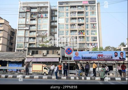 INDIEN, Mumbai, Wohngebiet entlang der westlichen Autobahn, Wohnblocks, große Plakatwand mit dem indischen Premierminister Narendra Modi Stockfoto