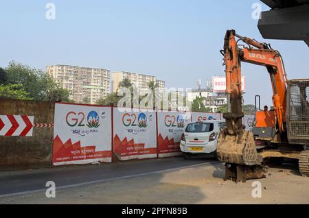 INDIEN, Mumbai, neue Baustelle für U-Bahn-Linien entlang der westlichen Autobahn, Plakatwand für den bevorstehenden G20-Gipfel in Indien im September 2023 wird der indische Premierminister Narendra Modi den Vorsitz des G20-Gipfels führen. Die indische Präsidentschaft begann am 1. Dezember 2022 und führte zum Gipfel Stockfoto