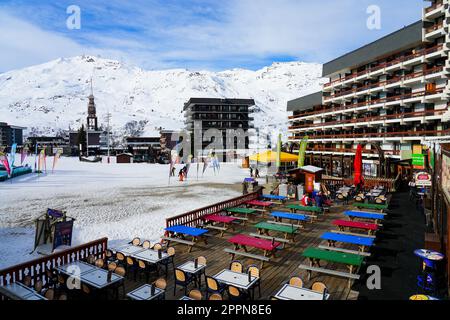 Les Ménuires, Frankreich - 16. März 2023 : farbenfrohe Restaurantterrasse im Zentrum des Skigebiets Les Ménuires in den französischen Alpen im Winter Stockfoto