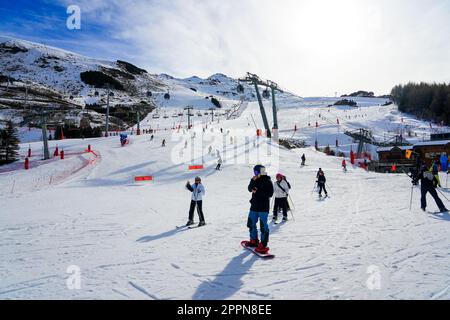 Les Ménuires, Frankreich - 16. März 2023 : Skifahrer auf den Skipisten im Skigebiet Les Ménuires in den französischen Alpen im Winter Stockfoto