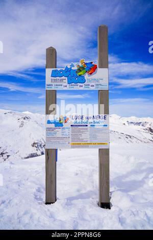 Les Ménuires, Frankreich - 16. März 2023 : Informationstafel für eine Schneereise im Skigebiet Les Ménuires in den französischen Alpen - Bob-ähnliche Strecke Stockfoto