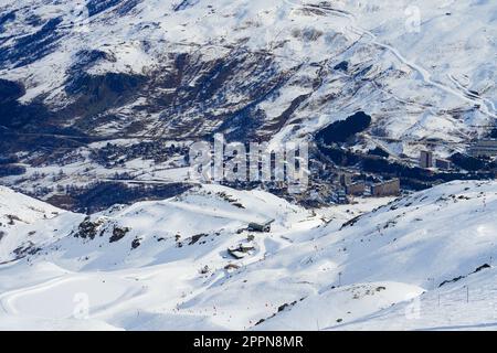 Stadt Les Ménuires in einem schneebedeckten Tal der französischen Alpen, vom Gipfel des Berges La Masse im Winter aus gesehen Stockfoto