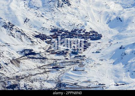 Stadt Val Thorens in einem schneebedeckten Tal der französischen Alpen, vom Gipfel des Berges La Masse im Winter aus gesehen Stockfoto