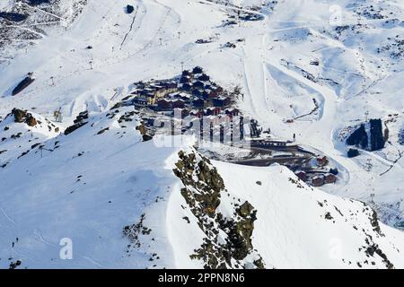 Reberty-Viertel des Skigebiets Les Ménuires, im Winter vom Gipfel des Berges La Masse in den französischen Alpen aus gesehen Stockfoto