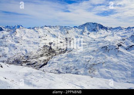 Stadt Val Thorens in einem schneebedeckten Tal der französischen Alpen, vom Gipfel des Berges La Masse im Winter aus gesehen Stockfoto