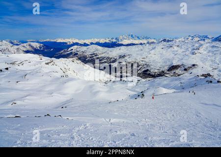 Schneebedeckte Bergkette mit Blick auf den Mont Blanc in den französischen Alpen - Tal von Les Ménuires vom Gipfel der La Masse in WIN aus gesehen Stockfoto