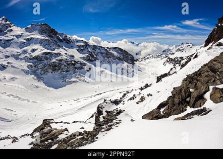 Tal von Plan Bouchet über der Bergstadt Orelle im Skigebiet des Trois Vallées („drei Täler“) - Skipisten, die von Val Tho aus erreichbar sind Stockfoto