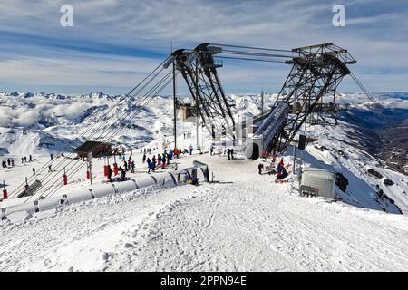 Seilbahnstation auf dem Gipfel des 'Cime de Caron' über dem Skigebiet Val Thorens im Winter - freitragende Stahlkonstruktion für Transponder Stockfoto