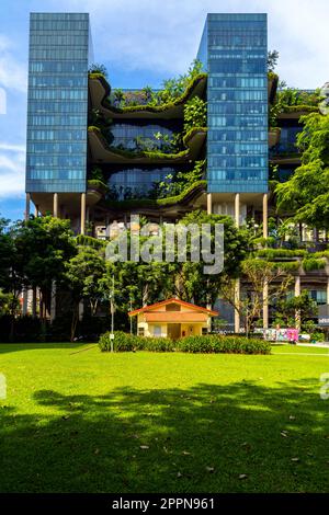 Hotel Parkroyal Collection Pickering mit seinen attraktiven üppigen, grünen Terrassen, Singapur. Das Projekt erlangt Wissen darüber, wie wir es schaffen können Stockfoto