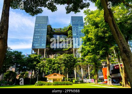 Hotel Parkroyal Collection Pickering mit seinen attraktiven üppigen, grünen Terrassen, Singapur. Das Projekt erlangt Wissen darüber, wie wir es schaffen können Stockfoto