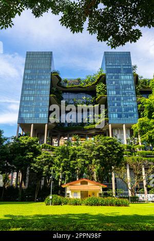 Hotel Parkroyal Collection Pickering mit seinen attraktiven üppigen, grünen Terrassen, Singapur. Das Projekt erlangt Wissen darüber, wie wir es schaffen können Stockfoto