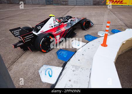 13 YIFEI Ye (chn), TAG HAUER Porsche Formula E Team, Porsche 99X Electric, Action während des Rookie-Tests 2023 der ABB FIA Formel E Weltmeisterschaft 2022-23, auf dem Tempelhof Airport Street Circuit am 24. April 2023 in Berlin, Deutschland - Foto: Germain Hazard/DPPI/LiveMedia Stockfoto