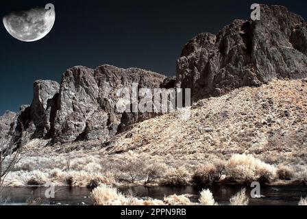 Salt River in den Wüstenbergen Arizonas mit Mond Stockfoto