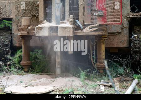 Das Raupenbohrgerät bohrt gut, viel Staub beim Bohren von Bohrlöchern. Stockfoto