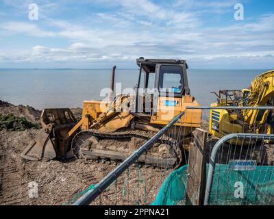 Eastchurch, Kent, Großbritannien. 24. April 2023. Edd Cane, Besitzer eines Klippenhauses, hat den extremen Schritt unternommen und Bagger angeheuert, um zu versuchen, sein Haus in Eastchurch, Kent, an den Klippen zu „schrumpfen“, aber er hat Probleme mit dem Swale Council und der Umweltbehörde aufgrund angeblicher Kontaminationsprobleme. Die Bilder zeigen eine Erdbewegungsanlage neben seinem Grundstück an der Ecke Dawn Rise/Third Ave. Kredit: James Bell/Alamy Live News Stockfoto