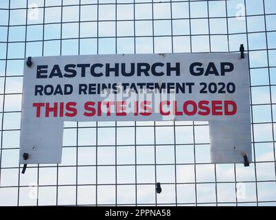 Eastchurch, Kent, Großbritannien. 24. April 2023. Edd Cane, Besitzer eines Klippenhauses, hat den extremen Schritt unternommen und Bagger angeheuert, um zu versuchen, sein Haus in Eastchurch, Kent, an den Klippen zu „schrumpfen“, aber er hat Probleme mit dem Swale Council und der Umweltbehörde aufgrund angeblicher Kontaminationsprobleme. Die Bilder zeigen eine Erdbewegungsanlage neben seinem Grundstück an der Ecke Dawn Rise/Third Ave. Kredit: James Bell/Alamy Live News Stockfoto