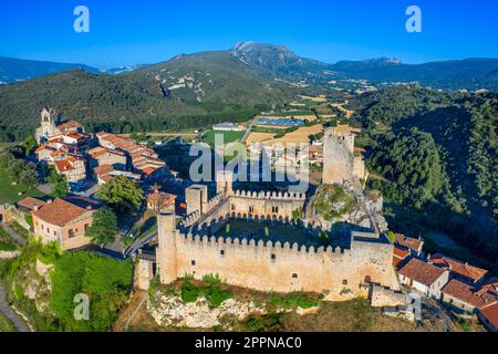 Das auf einem Hügel erbaute Dorf und Schloss Frías (12.-15. Jahrhundert) aus der Vogelperspektive gilt als eines der schönsten Dörfer Spaniens. Bu Stockfoto