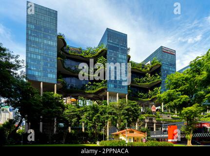 Hotel Parkroyal Collection Pickering mit seinen attraktiven üppigen, grünen Terrassen, Singapur. Das Projekt erlangt Wissen darüber, wie wir es schaffen können Stockfoto