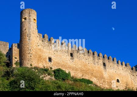 Das Dorf und die Burg Frías (12.-15. Jahrhundert), erbaut auf einem Hügel, gilt als eines der schönsten Dörfer in Spanien. Provinz Burgos. Stockfoto