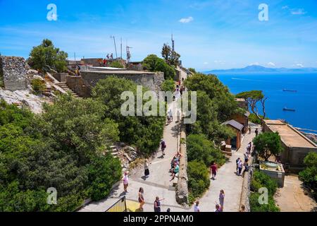 Überreste eines Militärgebäudes auf dem Felsen von Gibraltar im Süden Spaniens mit den Bergen von Marokko im Hintergrund Stockfoto