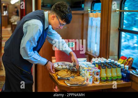 Innerhalb des Expreso de la Robla Luxuszuges, der durch Bilbao nach Leon im Norden Spaniens, Europa fährt. Das Innere des Restaurantwagens im frühstückswagen tim Stockfoto