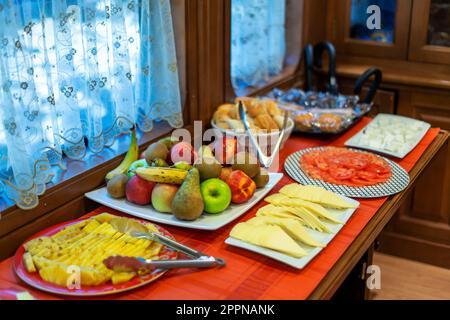 Innerhalb des Expreso de la Robla Luxuszuges, der durch Bilbao nach Leon im Norden Spaniens, Europa fährt. Das Innere des Restaurantwagens im frühstückswagen tim Stockfoto