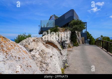 Moderne Aussichtsplattform auf dem Gipfel des Felsens von Gibraltar für Touristen Stockfoto