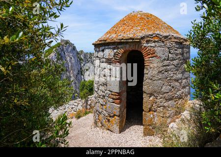 Überreste eines runden militärischen Turms auf dem Felsen von Gibraltar im Süden Spaniens Stockfoto