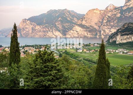 Blick über das Dorf von Torbole am Gardasee Stockfoto