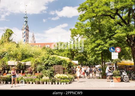 MÜNCHEN, DEUTSCHLAND - JULI 20: Menschen auf dem Viktualienmarkt in München, Germamy am 20. Juli 2015. Dieser traditionelle Markt findet seither jeden Tag statt Stockfoto