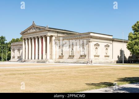 MÜNCHEN - 3. AUGUST: Rundfahrten auf dem Königsplatz in München am 3. August 2015. Während des Dritten reiches wurde der Platz für Nazis genutzt Stockfoto