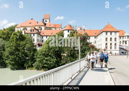 FÜSSEN - 22. AUGUST: Touristen im Kloster Sankt Mang in Füssen am 22. August 2015. Die Abtei wurde im 9. Jahrhundert gegründet. Stockfoto