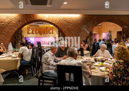 Das beliebte Ezequiel Restaurant in der calle ancha City Center Bürgersteig im Barrio Humedo, Leon, Castilla y Leon, Spanien. Stockfoto