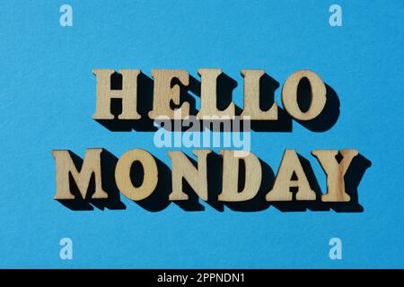 Hallo Montag, Wörter in hölzernen Buchstaben isoliert auf hellblauem Hintergrund Stockfoto