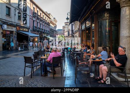 Bars und Restaurants in der calle ancha City Center Bürgersteig im Barrio Humedo, Leon, Castilla y Leon, Spanien. Stockfoto