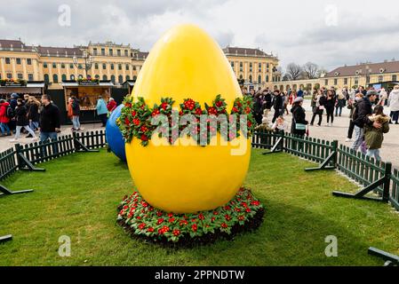 Große blaue und gelbe Osterei auf dem Ostermarkt im Hof des Schlosses Schönbrunn, Wien Stockfoto