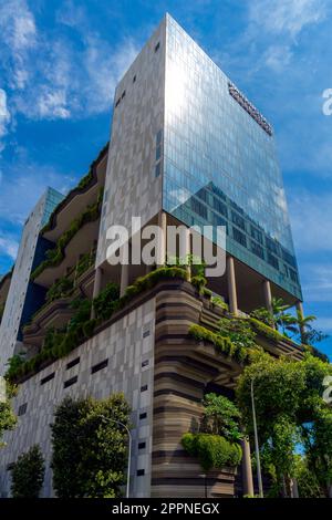 Hotel Parkroyal Collection Pickering mit seinen attraktiven üppigen, grünen Terrassen, Singapur. Das Projekt erlangt Wissen darüber, wie wir es schaffen können Stockfoto