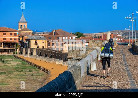 Pilgroms auf der Orbigo-Brücke, Hospital de Orbigo, Kastilien und León; Spanien. Puente del Passo Honroso im Hospital de Órbigo - die Brücke von Honora Stockfoto