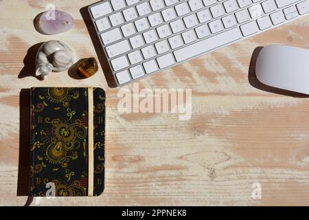 Flache Tischauflage mit allgemeiner Tastatur, Maus, Notebook und Verzierungen mit Platz für Kopien Stockfoto