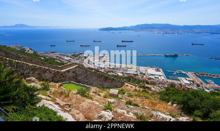 Karl-V-Mauer an den Hängen des Felsens von Gibraltar mit Blick auf Marokko und Algésiras über die Bucht Stockfoto