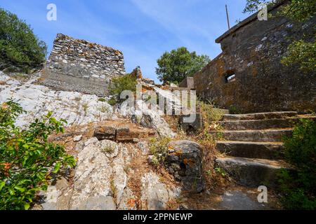 Überreste eines Militärgebäudes auf dem Felsen von Gibraltar im Süden Spaniens Stockfoto