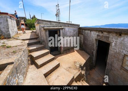 Überreste eines Militärgebäudes auf dem Felsen von Gibraltar im Süden Spaniens Stockfoto