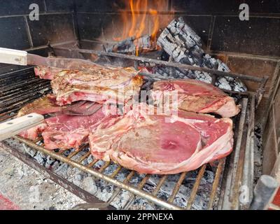 Details von leckerem Grillfleisch über den Kohlen auf einem Barbecue Stockfoto