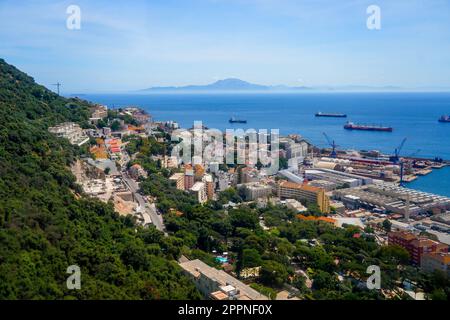 Luftaufnahme der Stadt Gibraltar gegenüber der berühmten Meerenge mit den Bergen von Marokko in der Ferne Stockfoto