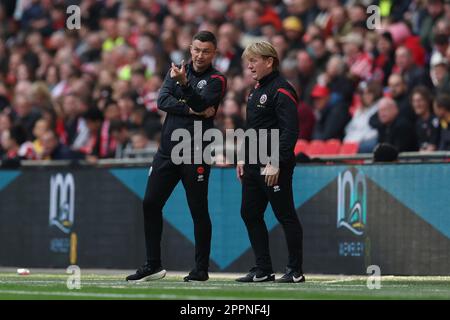 London, Großbritannien. 22. April 2023. Paul Heckingbottom, der Manager von Sheffield Utd, schaut von der Kontaktlinie zu Stuart McCall, dem stellvertretenden Manager von Sheffield Utd (r). Der Emirates FA Cup, Halbfinale, Manchester City gegen Sheffield Utd im Wembley Stadium in London am Samstag, den 22. April 2023. Nur redaktionelle Verwendung. Bild von Andrew Orchard/Andrew Orchard Sportfotografie/Alamy Live News Credit: Andrew Orchard Sportfotografie/Alamy Live News Stockfoto